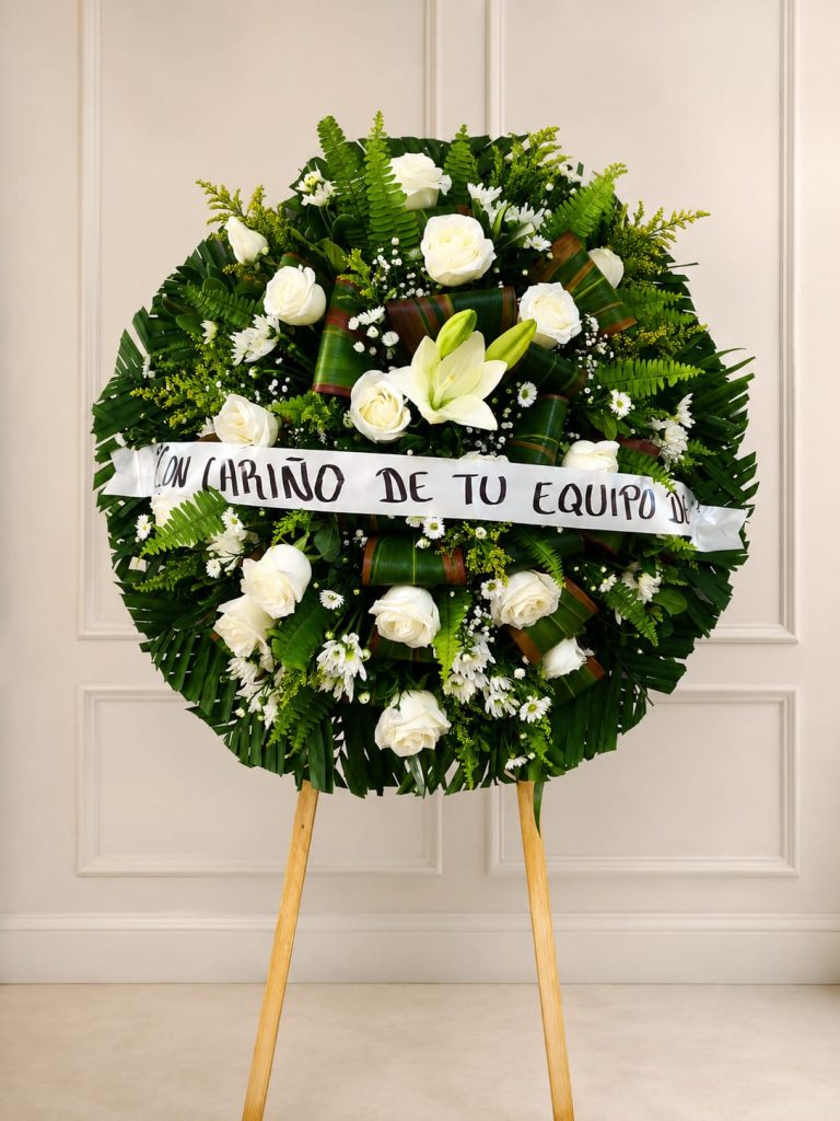 Corona Fúnebre con rosas blancas.
Envío a domicilio en Guadalajara