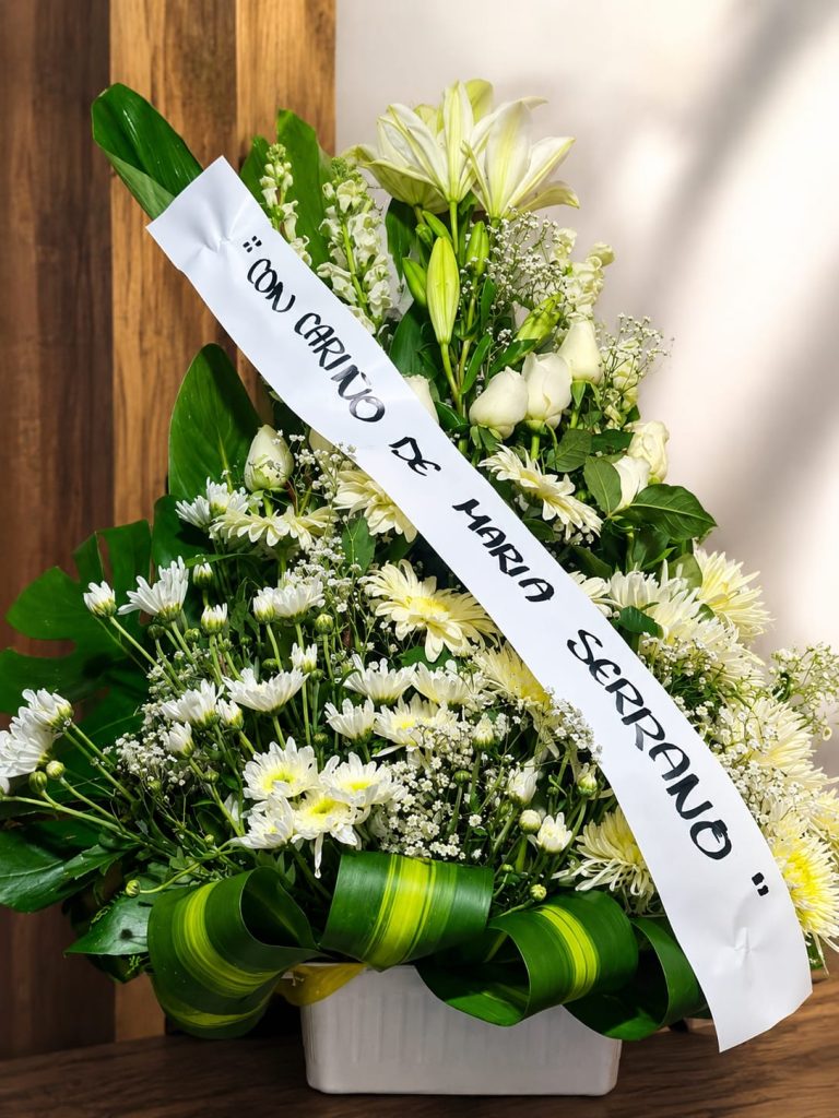 Pie de caja blanco, arreglo flora fúnebre con envío a domicilio en Guadalajara