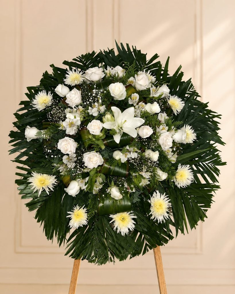 Corona fúnebre sencilla con rosas blancas